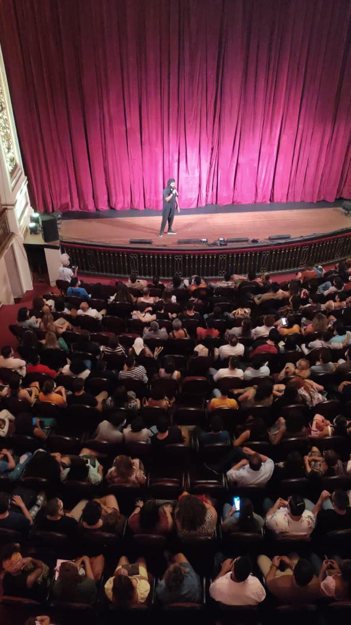 Rômulo como host e apresentador da Semana Maranhense de Teatro