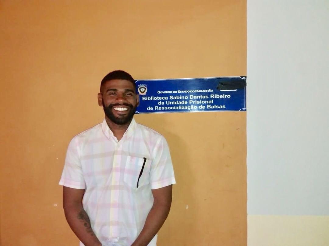 Placa da Biblioteca Sabino Dantas Ribeiro, na Unidade Prisional de Ressocialização de Balsas