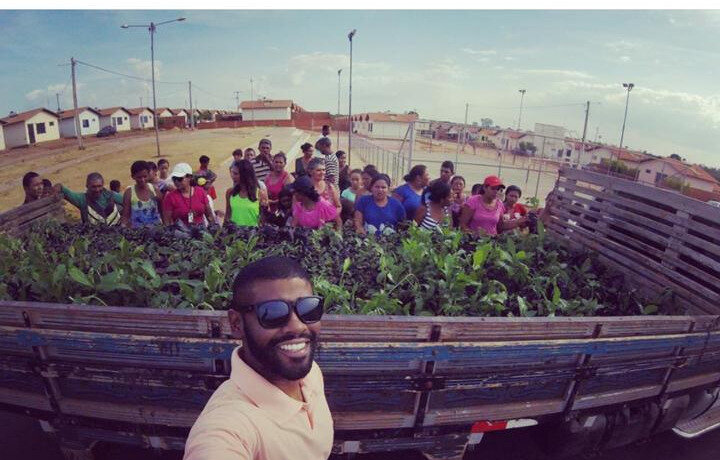 Entrega de mudas frutíferas no Conjunto Veneza, Balsas