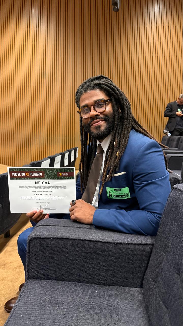 Rômulo Mafra Cruz com o diploma na cerimônia de posse do XX Plenário do Conselho Federal de Psicologia